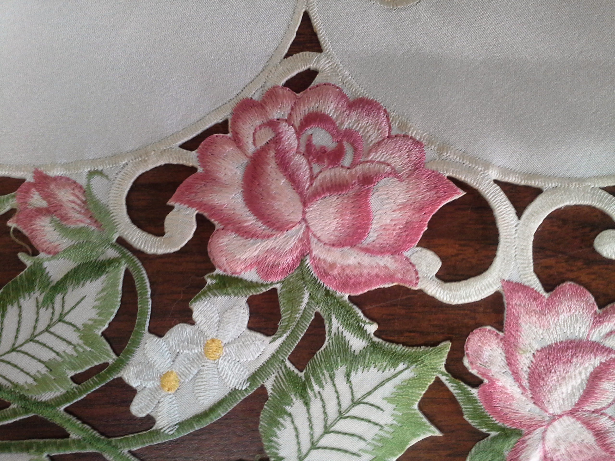 Amazon｜テーブルランナー刺繍with Victorian Pink Roses onアイボリー